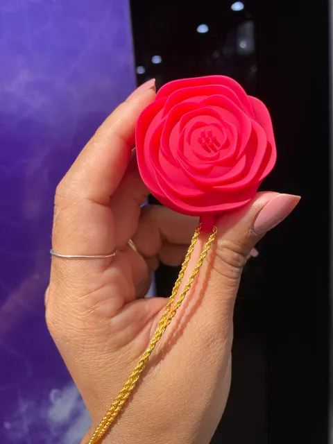 Vibrador Colar com Pingente Formato Rosa 10 intensidades – recarregável